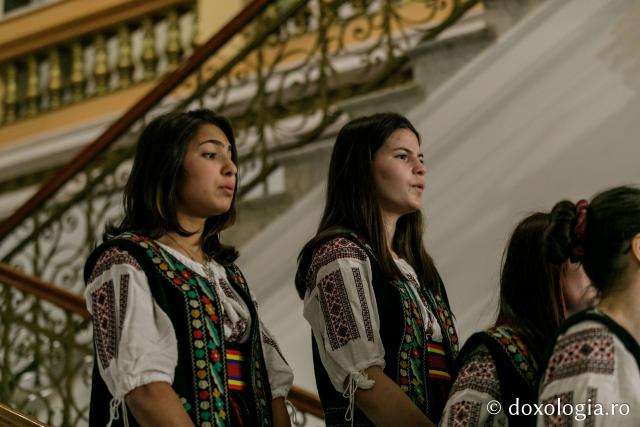(Foto) Parohia Cozmești – Colindători la Reședința Mitropolitană 2021