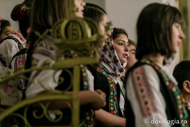 (Foto) Parohia Cozmești – Colindători la Reședința Mitropolitană 2021