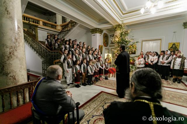 (Foto) Parohia Cozmești – Colindători la Reședința Mitropolitană 2021