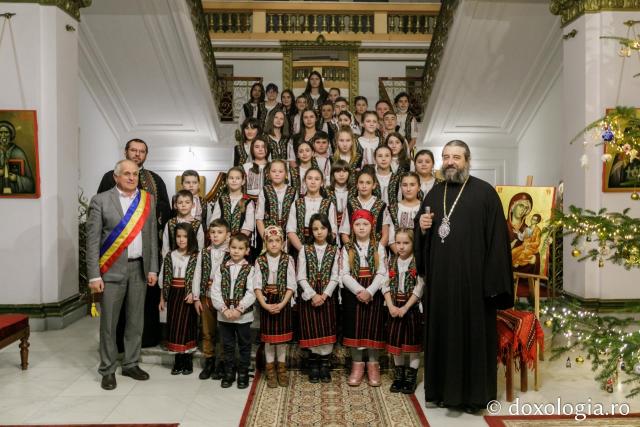 (Foto) Parohia Cozmești – Colindători la Reședința Mitropolitană 2021