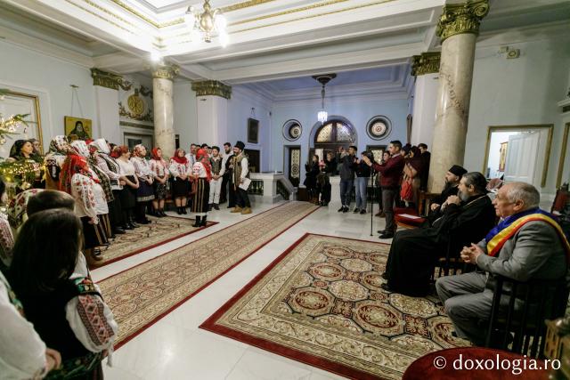 (Foto) Parohia Cozmești – Colindători la Reședința Mitropolitană 2021
