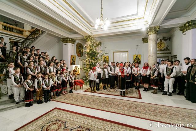 (Foto) Parohia Cozmești – Colindători la Reședința Mitropolitană 2021
