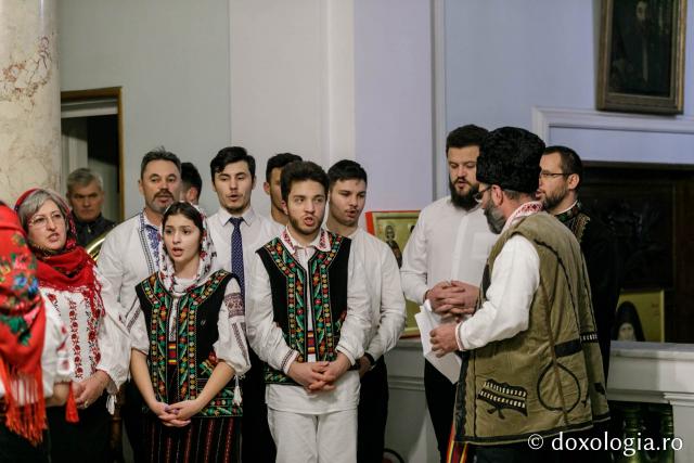 (Foto) Parohia Cozmești – Colindători la Reședința Mitropolitană 2021