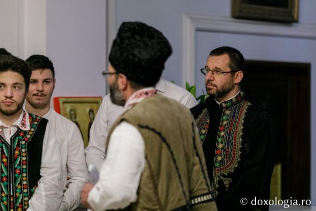 (Foto) Parohia Cozmești – Colindători la Reședința Mitropolitană 2021
