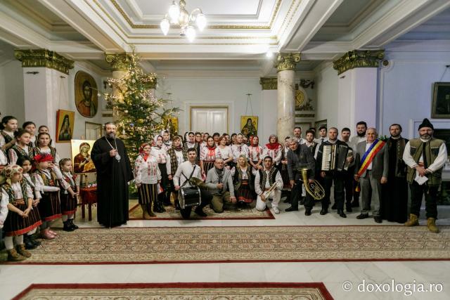 (Foto) Parohia Cozmești – Colindători la Reședința Mitropolitană 2021