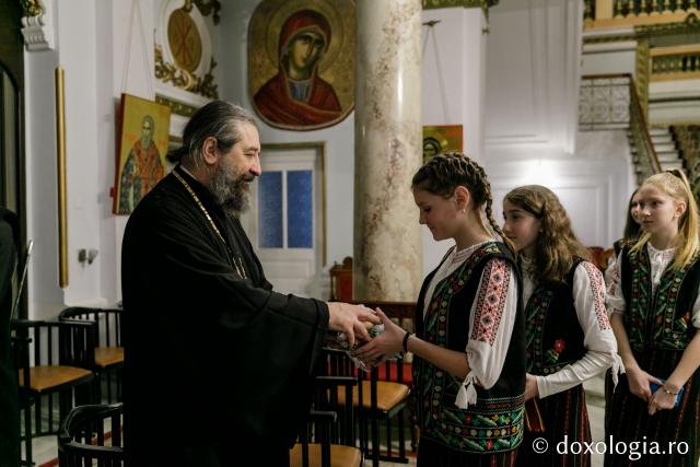 (Foto) Parohia Cozmești – Colindători la Reședința Mitropolitană 2021