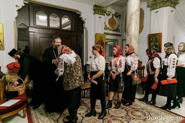 (Foto) Parohia Cozmești – Colindători la Reședința Mitropolitană 2021