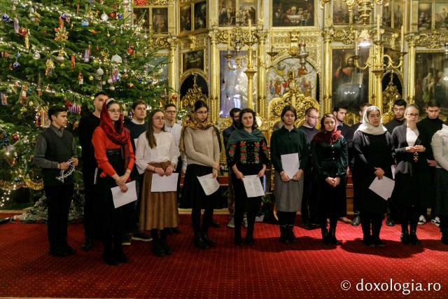 (Foto) Căminul „Buna Vestire” – Colindători la Reședința Mitropolitană 2021