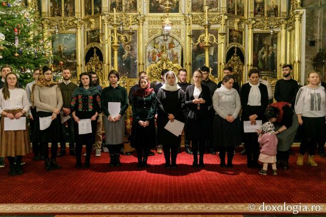 (Foto) Căminul „Buna Vestire” – Colindători la Reședința Mitropolitană 2021