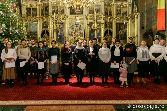 (Foto) Căminul „Buna Vestire” – Colindători la Reședința Mitropolitană 2021