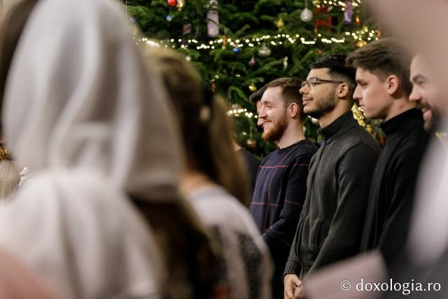 (Foto) Căminul „Buna Vestire” – Colindători la Reședința Mitropolitană 2021