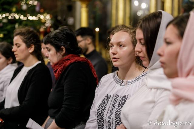 (Foto) Căminul „Buna Vestire” – Colindători la Reședința Mitropolitană 2021