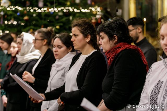 (Foto) Căminul „Buna Vestire” – Colindători la Reședința Mitropolitană 2021