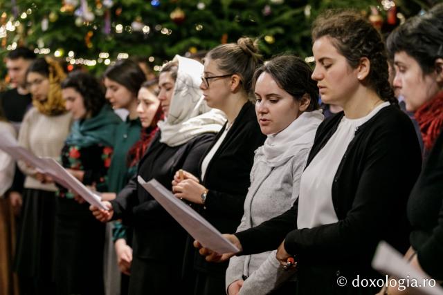 (Foto) Căminul „Buna Vestire” – Colindători la Reședința Mitropolitană 2021
