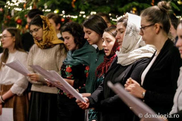 (Foto) Căminul „Buna Vestire” – Colindători la Reședința Mitropolitană 2021