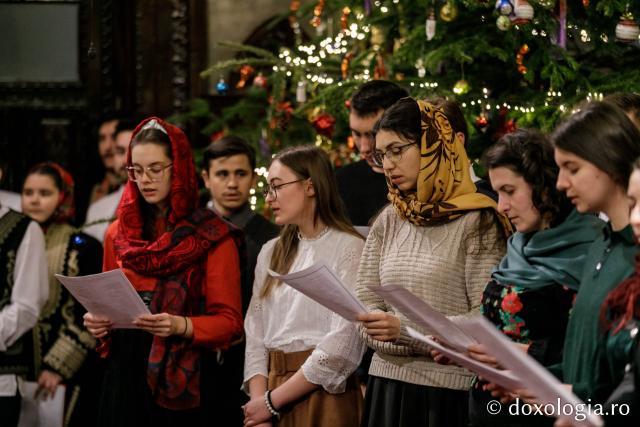 (Foto) Căminul „Buna Vestire” – Colindători la Reședința Mitropolitană 2021