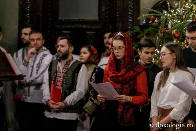 (Foto) Căminul „Buna Vestire” – Colindători la Reședința Mitropolitană 2021