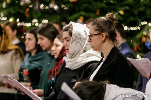 (Foto) Căminul „Buna Vestire” – Colindători la Reședința Mitropolitană 2021