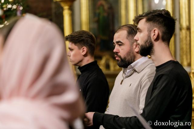 (Foto) Căminul „Buna Vestire” – Colindători la Reședința Mitropolitană 2021