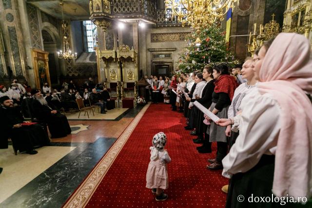 (Foto) Căminul „Buna Vestire” – Colindători la Reședința Mitropolitană 2021