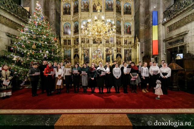 (Foto) Căminul „Buna Vestire” – Colindători la Reședința Mitropolitană 2021
