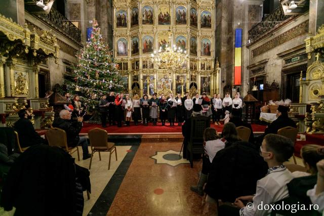(Foto) Căminul „Buna Vestire” – Colindători la Reședința Mitropolitană 2021