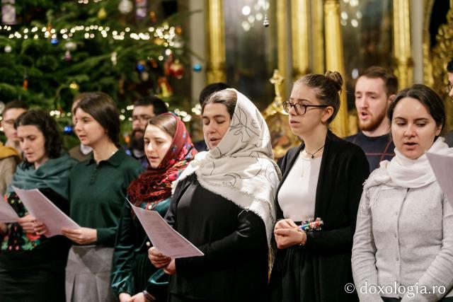 (Foto) Căminul „Buna Vestire” – Colindători la Reședința Mitropolitană 2021