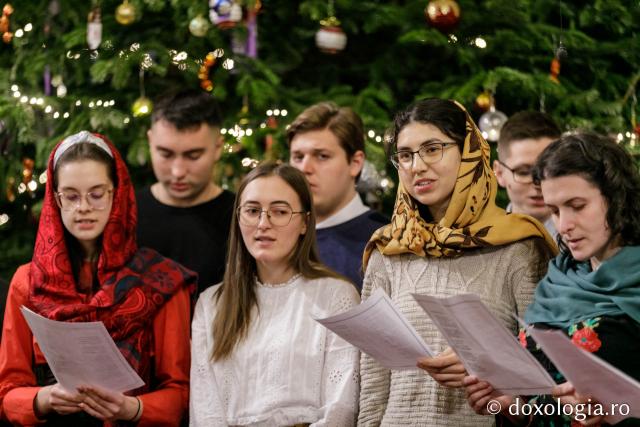 (Foto) Căminul „Buna Vestire” – Colindători la Reședința Mitropolitană 2021