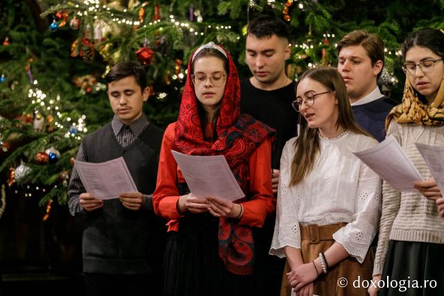 (Foto) Căminul „Buna Vestire” – Colindători la Reședința Mitropolitană 2021