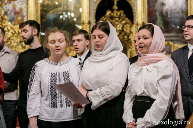 (Foto) Căminul „Buna Vestire” – Colindători la Reședința Mitropolitană 2021