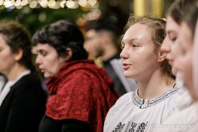 (Foto) Căminul „Buna Vestire” – Colindători la Reședința Mitropolitană 2021
