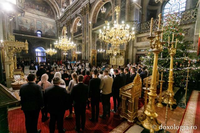 (Foto) Căminul „Buna Vestire” – Colindători la Reședința Mitropolitană 2021