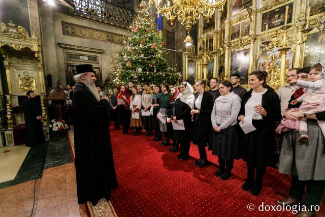 (Foto) Căminul „Buna Vestire” – Colindători la Reședința Mitropolitană 2021