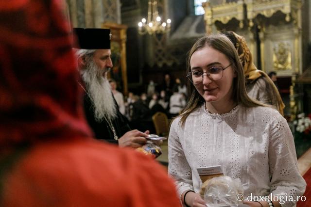(Foto) Căminul „Buna Vestire” – Colindători la Reședința Mitropolitană 2021