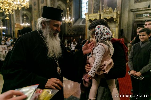 (Foto) Căminul „Buna Vestire” – Colindători la Reședința Mitropolitană 2021