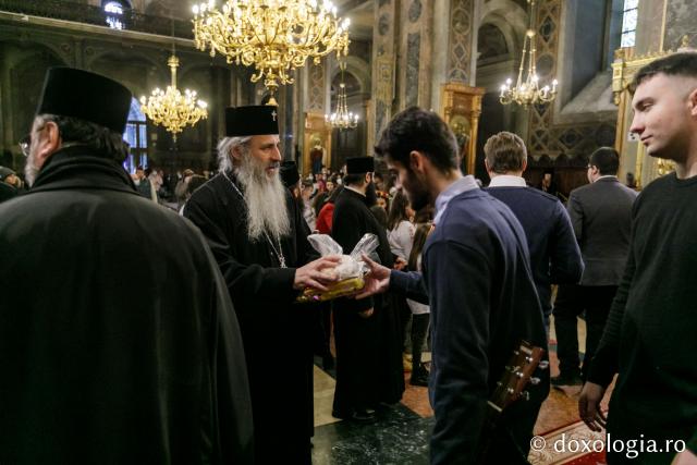 (Foto) Căminul „Buna Vestire” – Colindători la Reședința Mitropolitană 2021