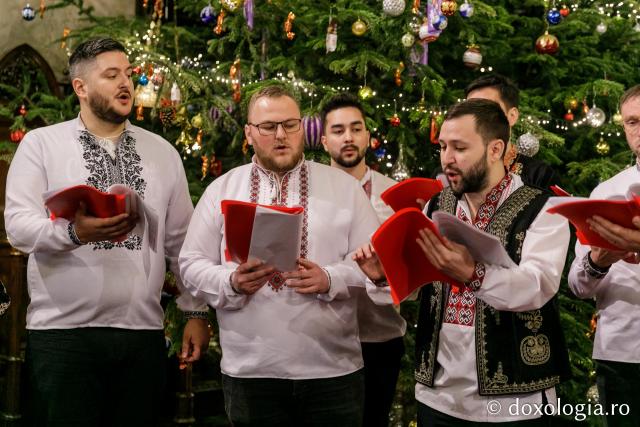 (Foto) Corul „Sfântul Ioan Rusul” al Parohiei „Adormirea Maicii Domnului” din Iași – Colindători la Reședința Mitropolitană 2021 (Foto) Corul „Sfântul Ioan Rusul” al Parohiei „Adormirea Maicii Domnului” din Iași – Colindători la Reședința Mitropolitană 2021