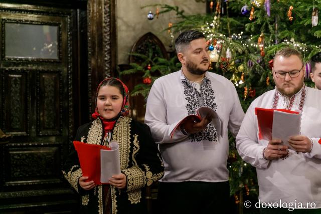 (Foto) Corul „Sfântul Ioan Rusul” al Parohiei „Adormirea Maicii Domnului” din Iași – Colindători la Reședința Mitropolitană 2021 (Foto) Corul „Sfântul Ioan Rusul” al Parohiei „Adormirea Maicii Domnului” din Iași – Colindători la Reședința Mitropolitană 2021