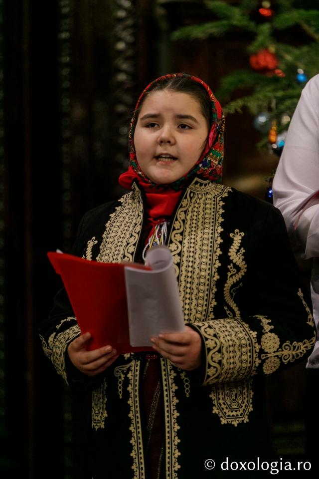 (Foto) Corul „Sfântul Ioan Rusul” al Parohiei „Adormirea Maicii Domnului” din Iași – Colindători la Reședința Mitropolitană 2021 (Foto) Corul „Sfântul Ioan Rusul” al Parohiei „Adormirea Maicii Domnului” din Iași – Colindători la Reședința Mitropolitană 2021