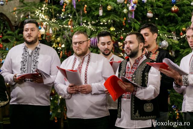 (Foto) Corul „Sfântul Ioan Rusul” al Parohiei „Adormirea Maicii Domnului” din Iași – Colindători la Reședința Mitropolitană 2021 (Foto) Corul „Sfântul Ioan Rusul” al Parohiei „Adormirea Maicii Domnului” din Iași – Colindători la Reședința Mitropolitană 2021