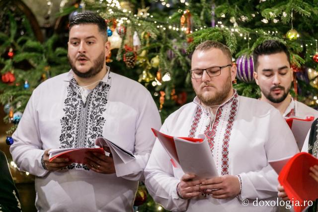 (Foto) Corul „Sfântul Ioan Rusul” al Parohiei „Adormirea Maicii Domnului” din Iași – Colindători la Reședința Mitropolitană 2021 (Foto) Corul „Sfântul Ioan Rusul” al Parohiei „Adormirea Maicii Domnului” din Iași – Colindători la Reședința Mitropolitană 2021
