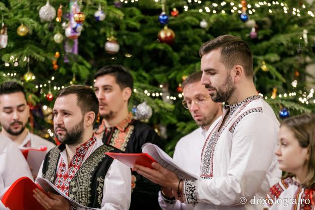 (Foto) Corul „Sfântul Ioan Rusul” al Parohiei „Adormirea Maicii Domnului” din Iași – Colindători la Reședința Mitropolitană 2021 (Foto) Corul „Sfântul Ioan Rusul” al Parohiei „Adormirea Maicii Domnului” din Iași – Colindători la Reședința Mitropolitană 2021