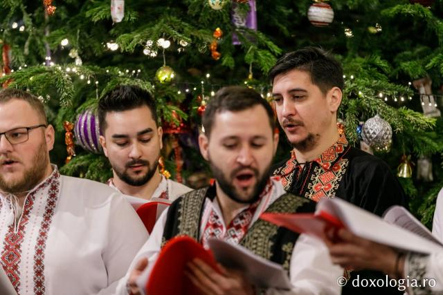 (Foto) Corul „Sfântul Ioan Rusul” al Parohiei „Adormirea Maicii Domnului” din Iași – Colindători la Reședința Mitropolitană 2021 (Foto) Corul „Sfântul Ioan Rusul” al Parohiei „Adormirea Maicii Domnului” din Iași – Colindători la Reședința Mitropolitană 2021