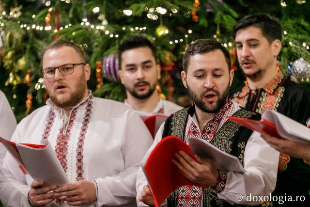 (Foto) Corul „Sfântul Ioan Rusul” al Parohiei „Adormirea Maicii Domnului” din Iași – Colindători la Reședința Mitropolitană 2021 (Foto) Corul „Sfântul Ioan Rusul” al Parohiei „Adormirea Maicii Domnului” din Iași – Colindători la Reședința Mitropolitană 2021