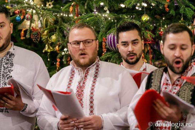 (Foto) Corul „Sfântul Ioan Rusul” al Parohiei „Adormirea Maicii Domnului” din Iași – Colindători la Reședința Mitropolitană 2021 (Foto) Corul „Sfântul Ioan Rusul” al Parohiei „Adormirea Maicii Domnului” din Iași – Colindători la Reședința Mitropolitană 2021