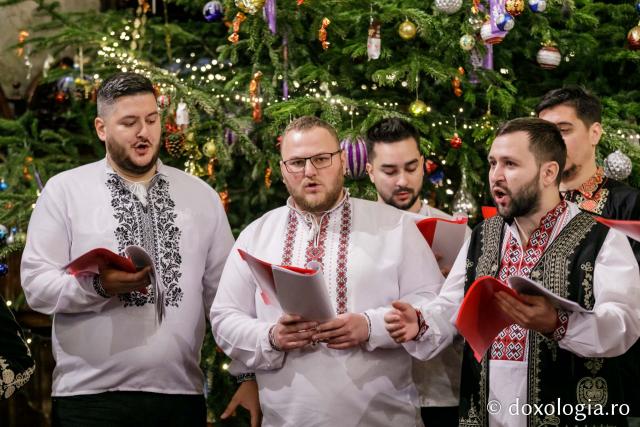 (Foto) Corul „Sfântul Ioan Rusul” al Parohiei „Adormirea Maicii Domnului” din Iași – Colindători la Reședința Mitropolitană 2021 (Foto) Corul „Sfântul Ioan Rusul” al Parohiei „Adormirea Maicii Domnului” din Iași – Colindători la Reședința Mitropolitană 2021