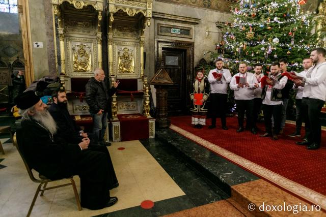(Foto) Corul „Sfântul Ioan Rusul” al Parohiei „Adormirea Maicii Domnului” din Iași – Colindători la Reședința Mitropolitană 2021 (Foto) Corul „Sfântul Ioan Rusul” al Parohiei „Adormirea Maicii Domnului” din Iași – Colindători la Reședința Mitropolitană 2021