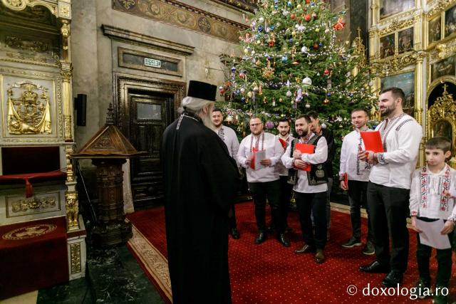 (Foto) Corul „Sfântul Ioan Rusul” al Parohiei „Adormirea Maicii Domnului” din Iași – Colindători la Reședința Mitropolitană 2021 (Foto) Corul „Sfântul Ioan Rusul” al Parohiei „Adormirea Maicii Domnului” din Iași – Colindători la Reședința Mitropolitană 2021
