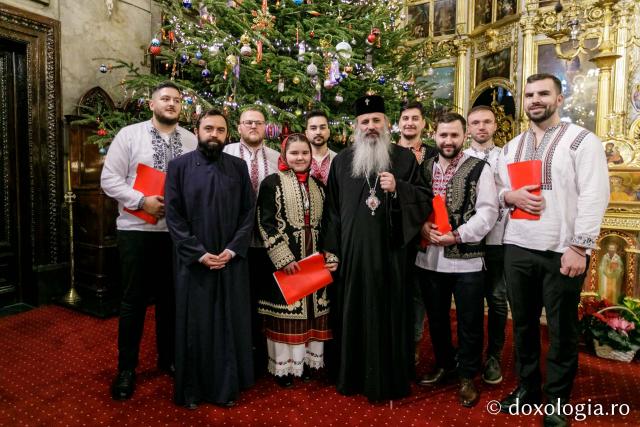(Foto) Corul „Sfântul Ioan Rusul” al Parohiei „Adormirea Maicii Domnului” din Iași – Colindători la Reședința Mitropolitană 2021 (Foto) Corul „Sfântul Ioan Rusul” al Parohiei „Adormirea Maicii Domnului” din Iași – Colindători la Reședința Mitropolitană 2021