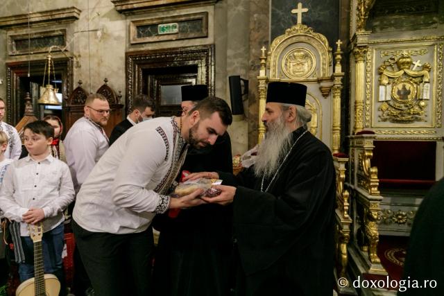 (Foto) Corul „Sfântul Ioan Rusul” al Parohiei „Adormirea Maicii Domnului” din Iași – Colindători la Reședința Mitropolitană 2021